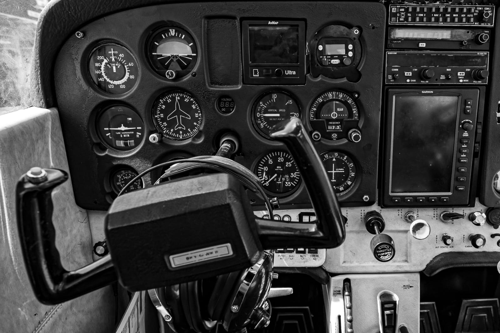 Cabina de Cessna en blanco y negro