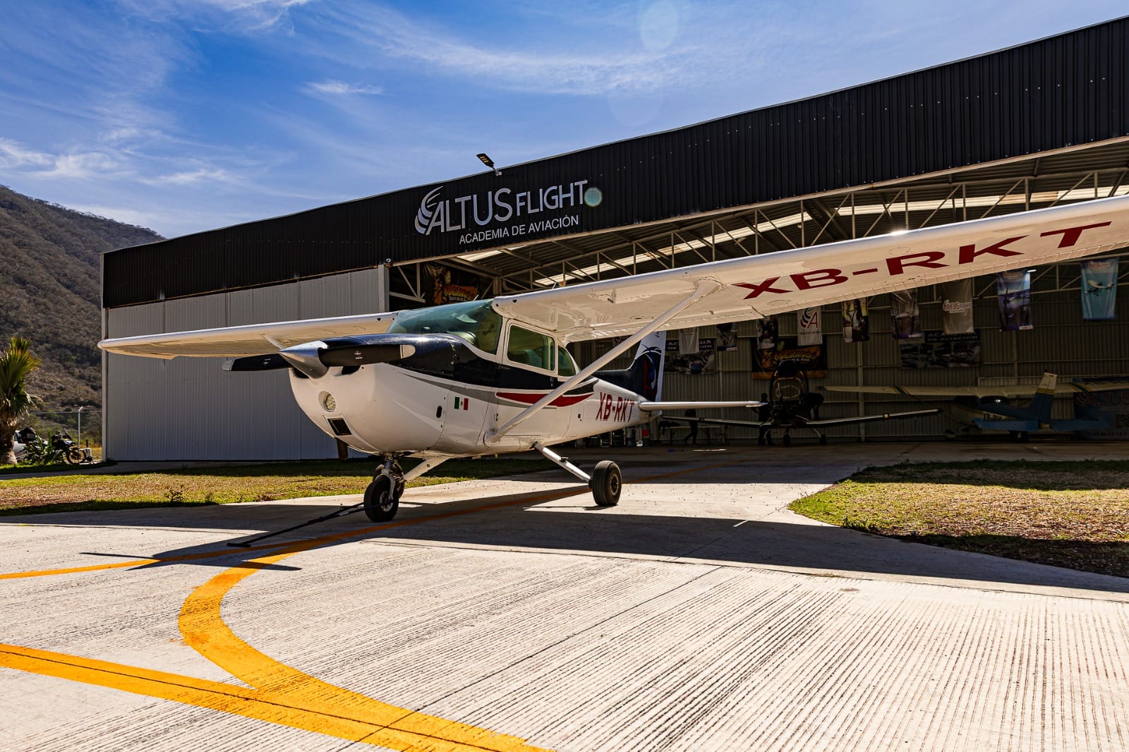 Cessna XB-RKT frente al hangar Altus Flight