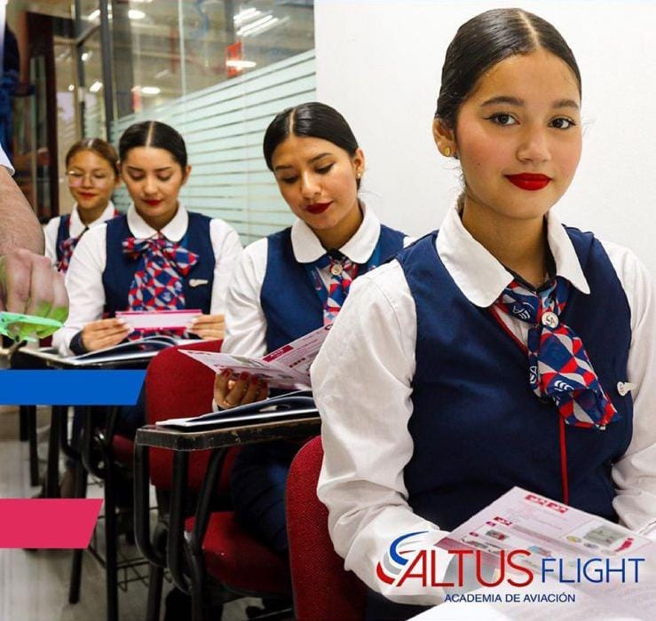 Alumnas de sobrecargo en uniforme