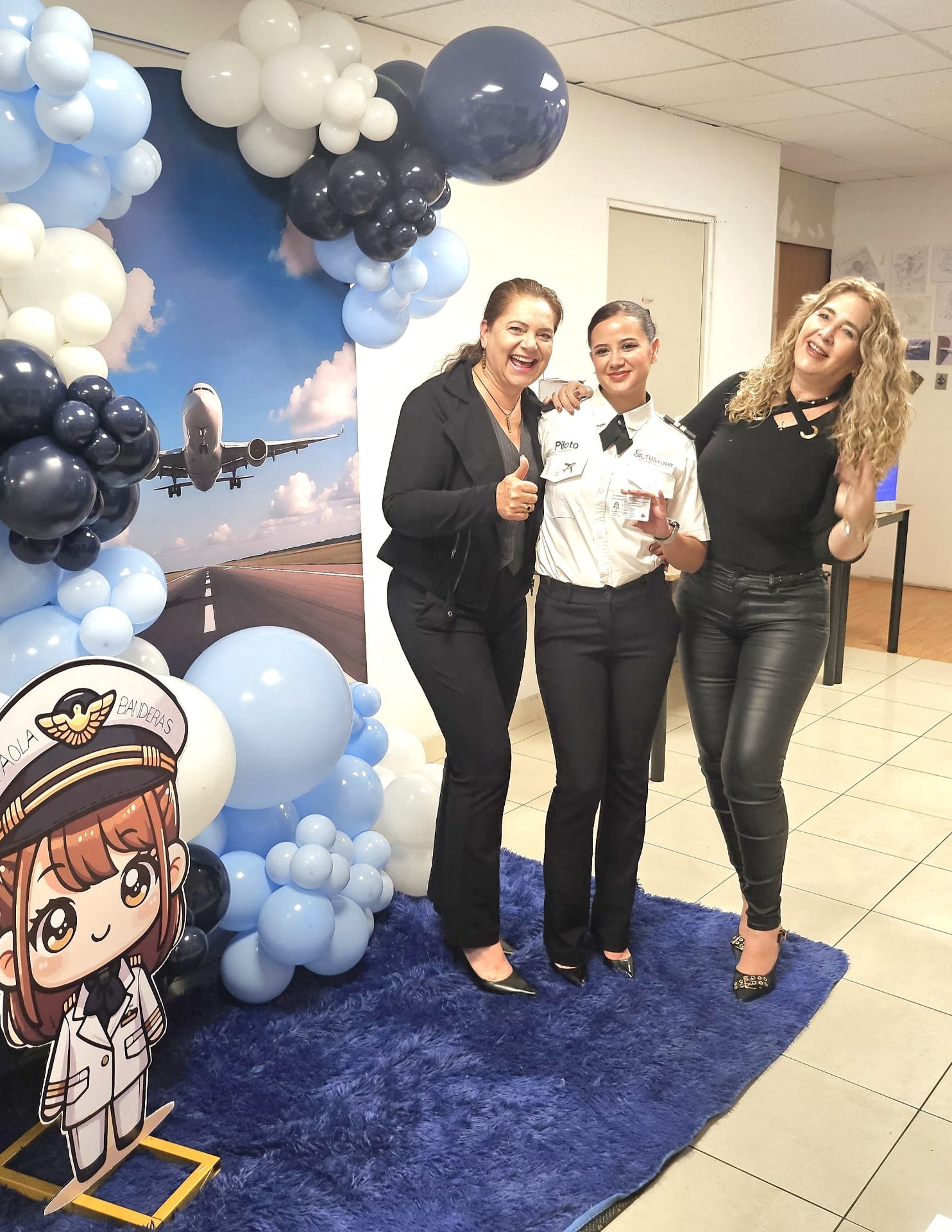 Alumna piloto recibiendo su licencia en Altus Flight