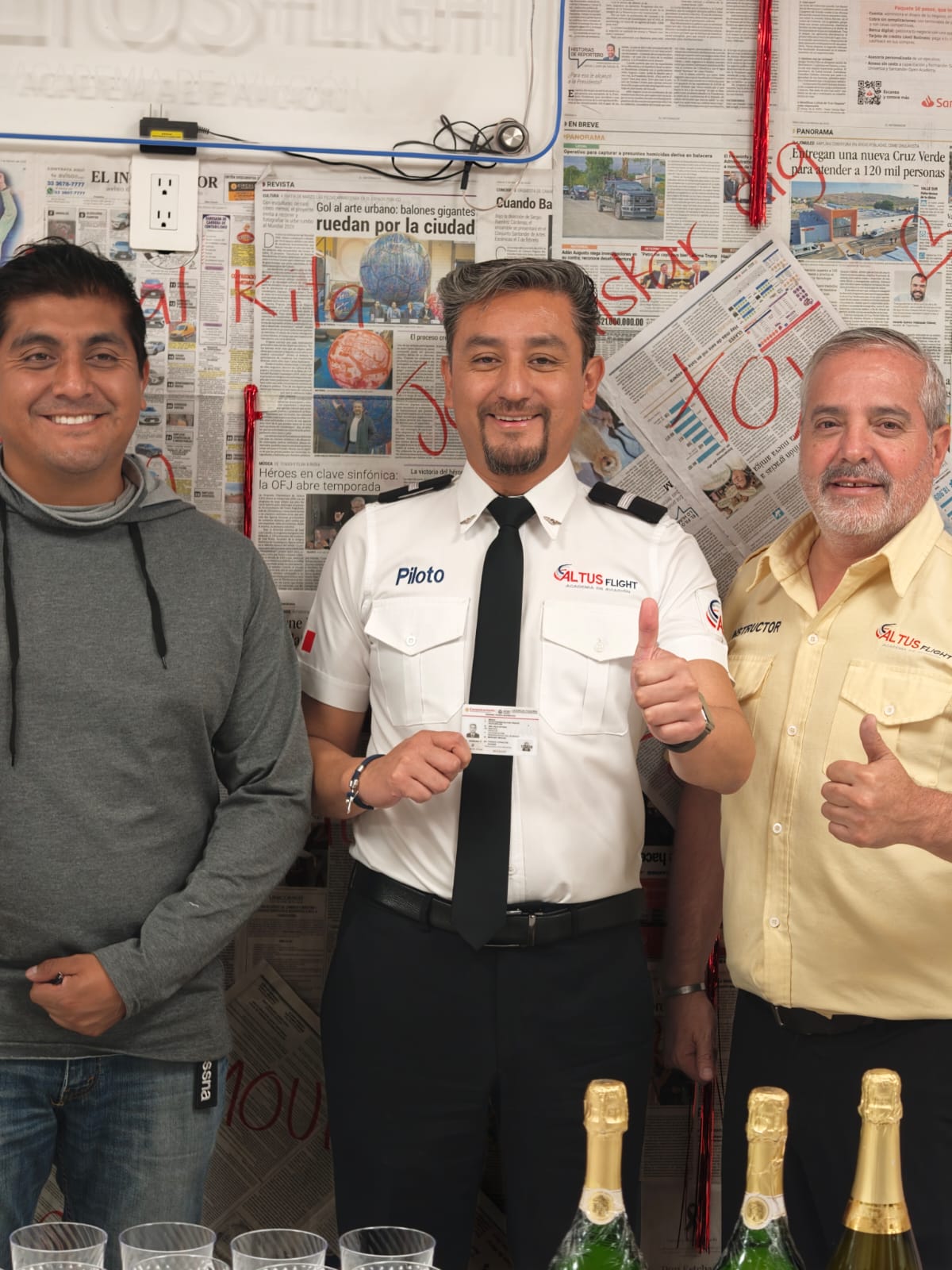 Nuevo piloto Altus Flight con su licencia junto a instructores