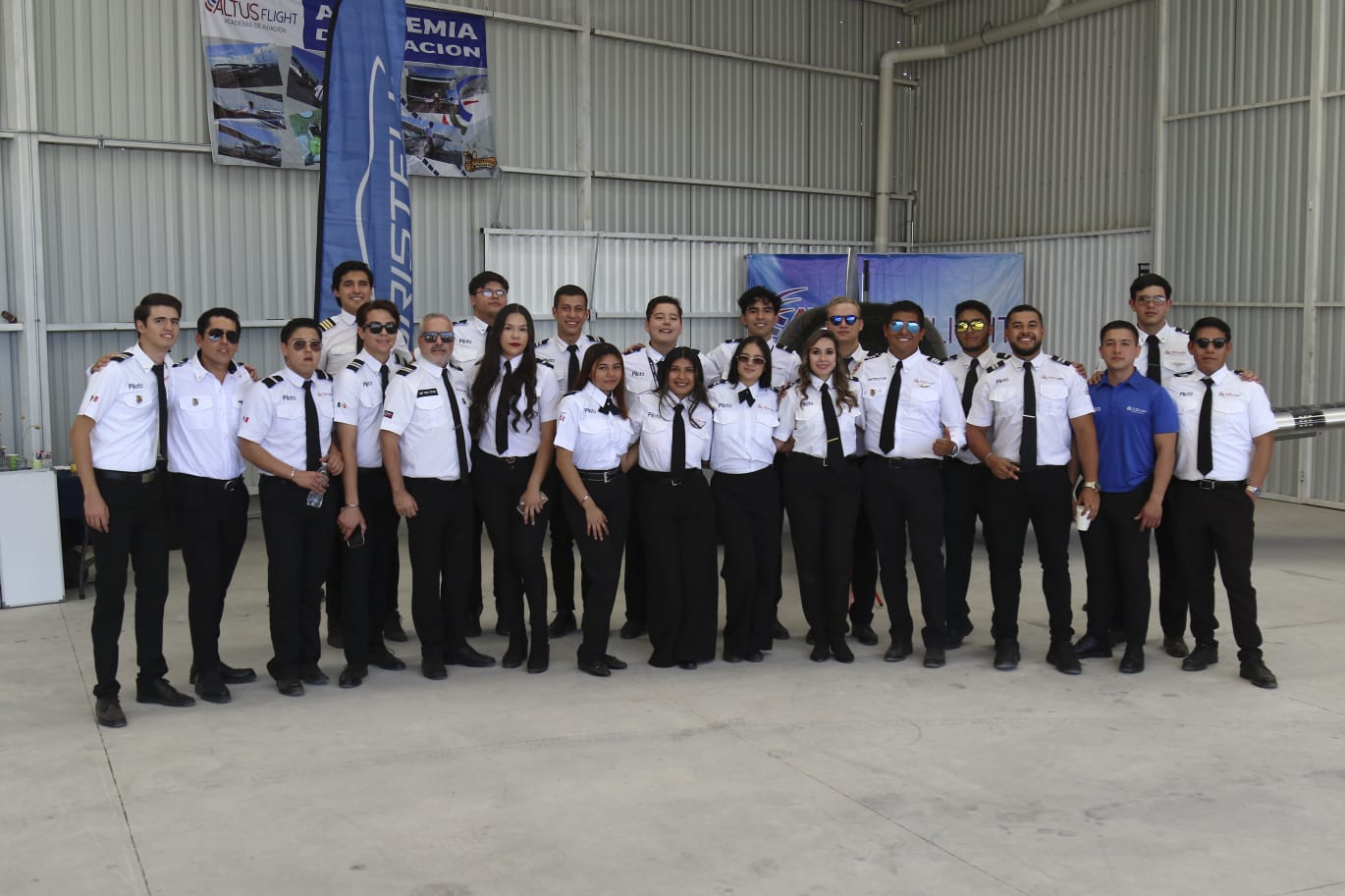 Generación de pilotos Altus Flight en el hangar